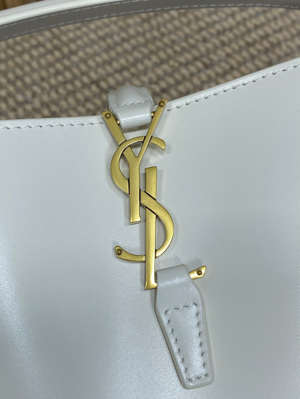 LE 37 SMALL BUCKET BAG 20 IN WHITE CALFSKIN GOLD HARDWARE