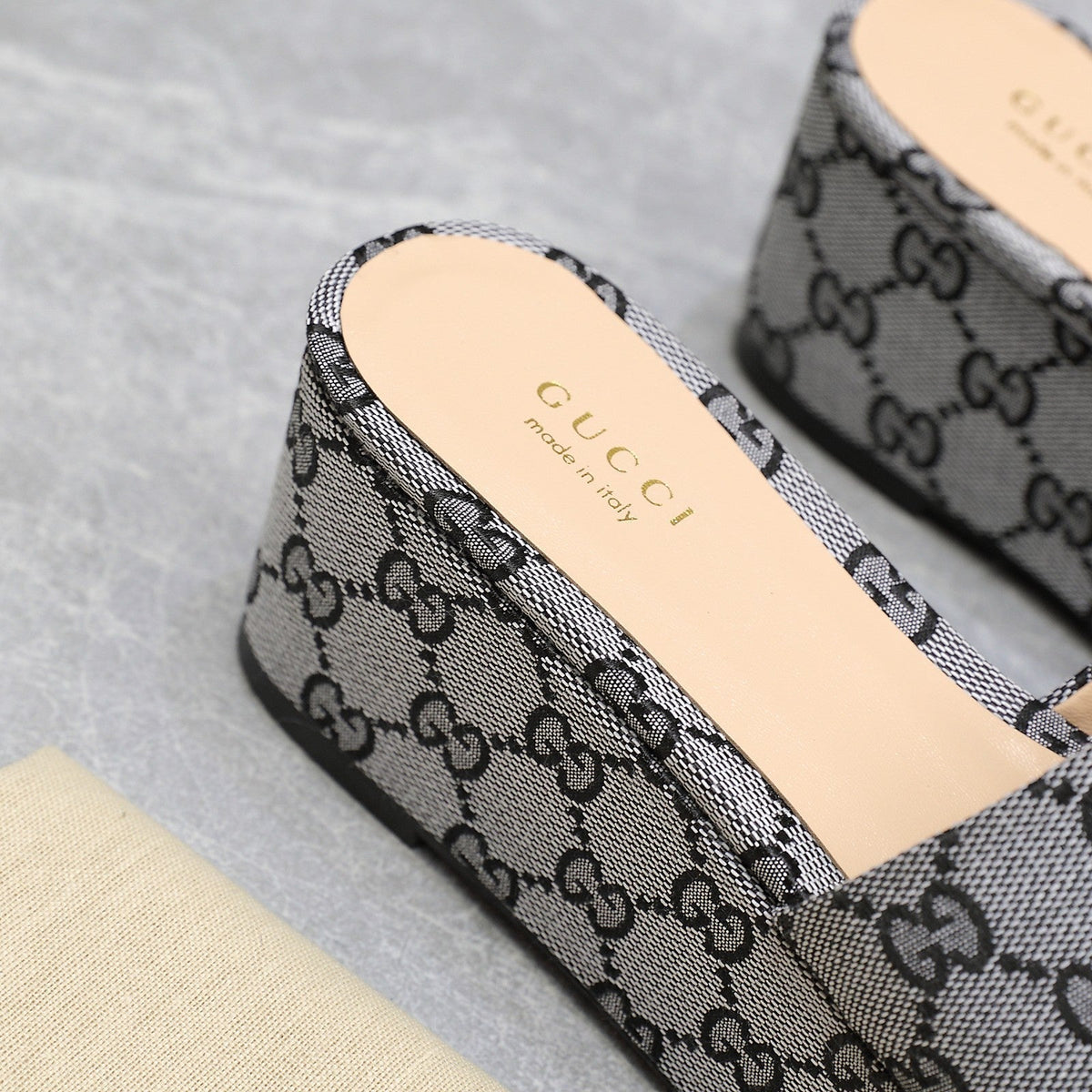 HIGH WEDGE PLATFORM WITH DOUBLE G IN GRAY CANVAS