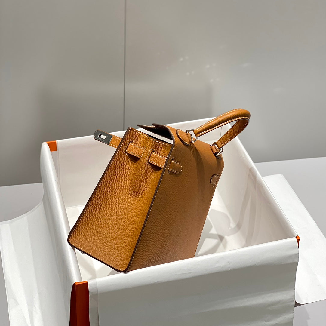 KELLY 28CM IN GOLD EPSOM CALFSKIN PALLADIUM HARDWARE