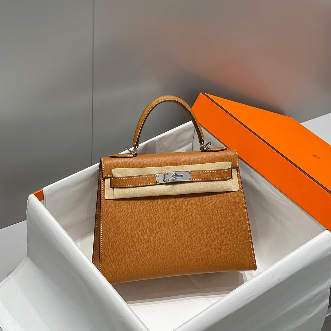 KELLY 28CM IN GOLD EPSOM CALFSKIN PALLADIUM HARDWARE