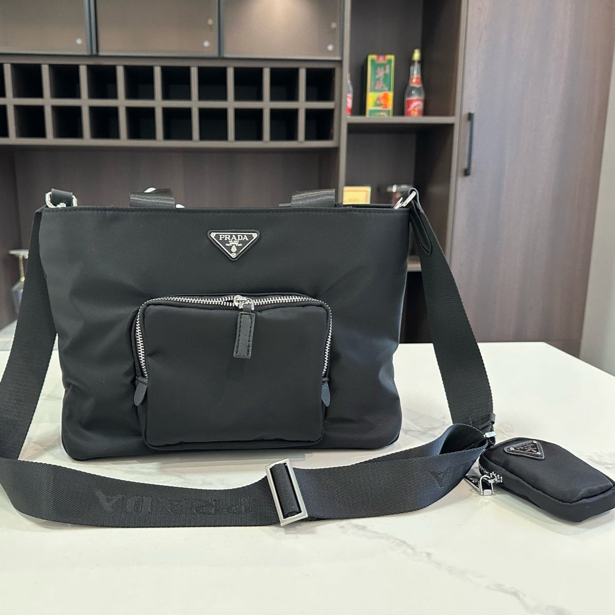 FRONT ZIP POCKET CROSSBODY BAG 32 IN BLACK RE-NYLON