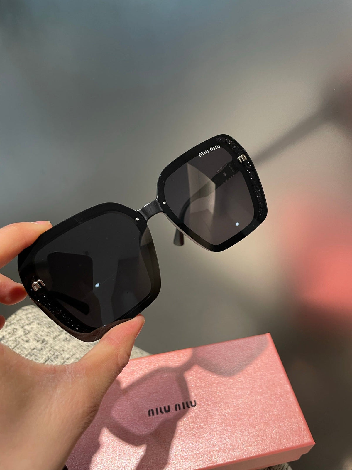RUNWAY SQUARE SUNGLASSES 513100 IN BLACK ACETATE