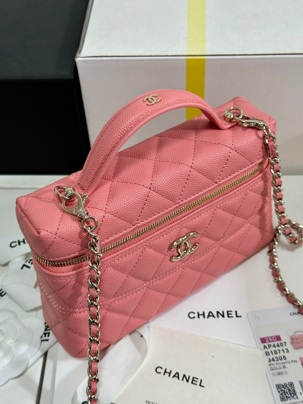 VANITY CASE 19 IN CONTESSA PINK CALFSKIN GOLD-TONE METALLIC