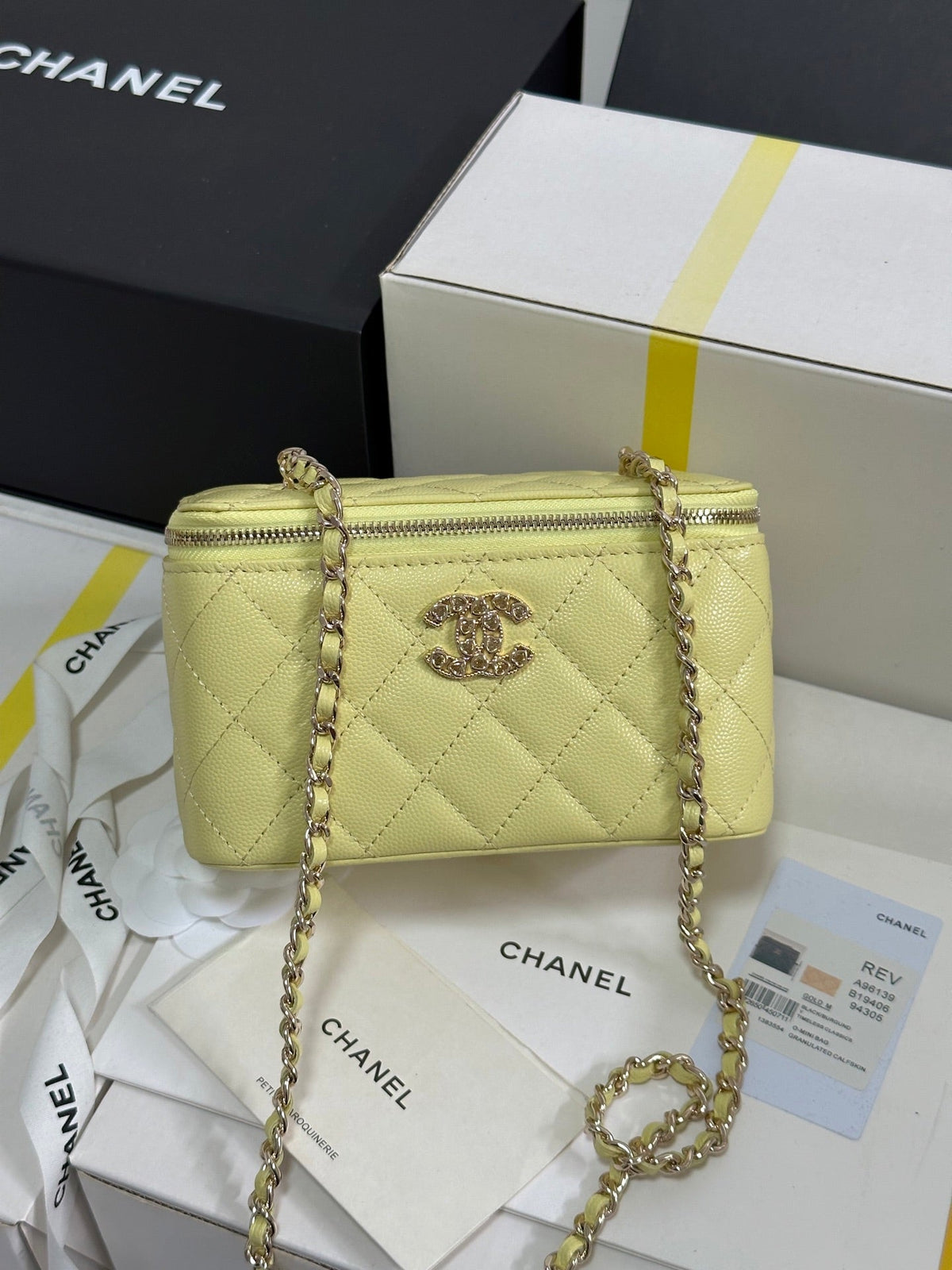 VANITY CASE 17 CRYSTAL STUDDED LOGO IN YELLOW CALFSKIN GOLD HARDWARE