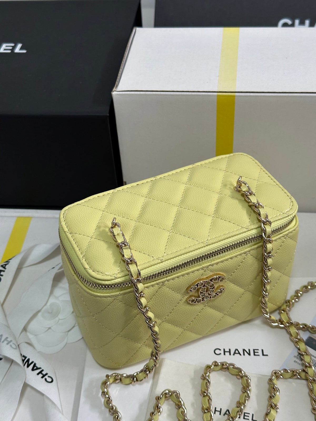 VANITY CASE 17 CRYSTAL STUDDED LOGO IN YELLOW CALFSKIN GOLD HARDWARE