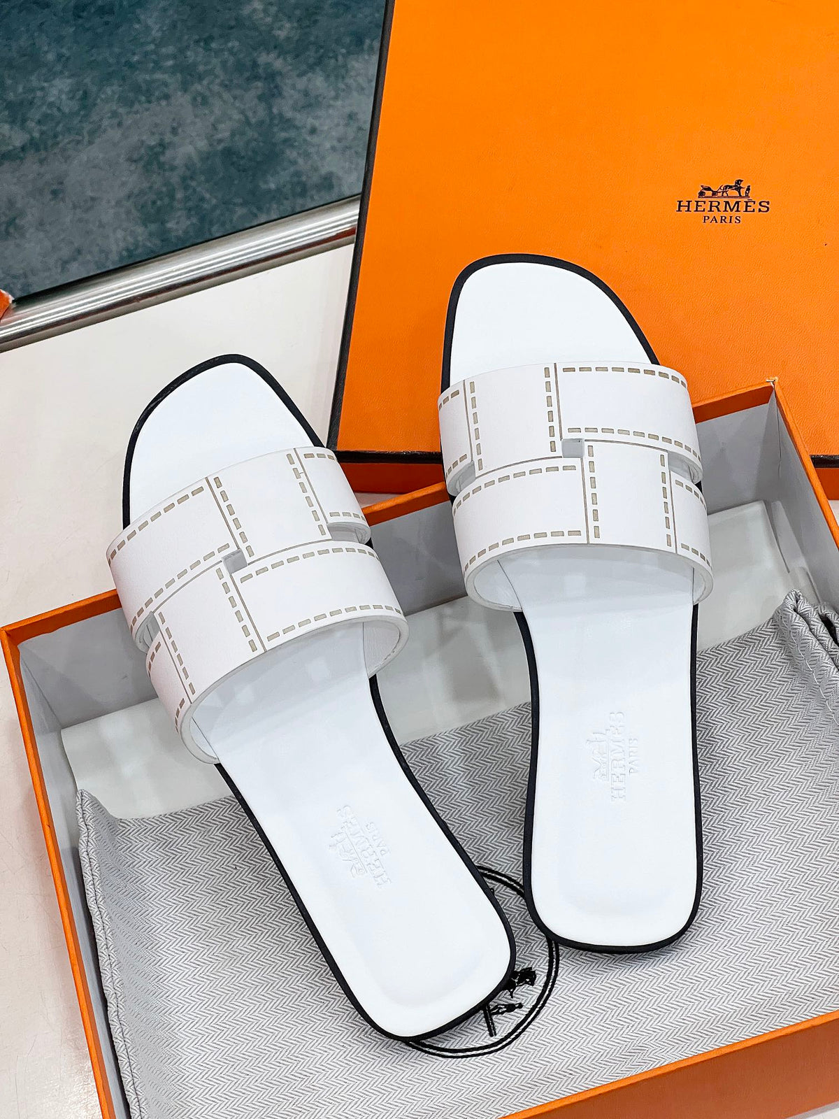 IDIOMA SANDAL IN WHITE CALFSKIN