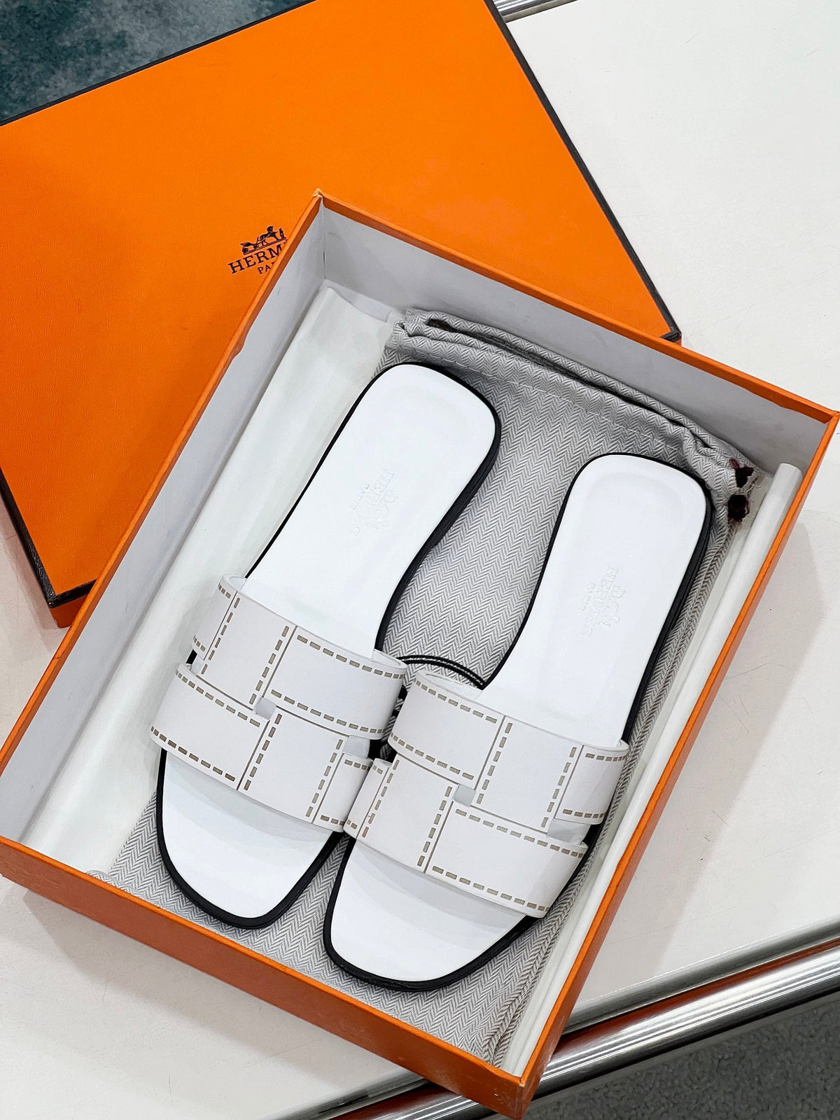 IDIOMA SANDAL IN WHITE CALFSKIN