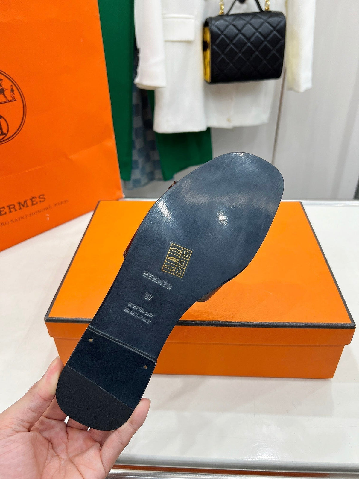 IDIOMA SANDAL IN BLACK CALFSKIN