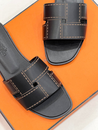 IDIOMA SANDAL IN BLACK CALFSKIN