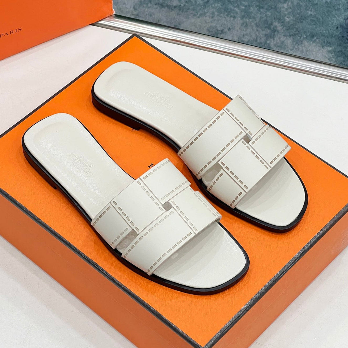 IDIOMA SANDAL IN WHITE CREAM CALFSKIN
