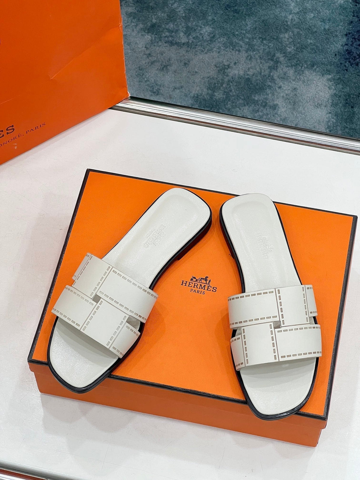 IDIOMA SANDAL IN WHITE CREAM CALFSKIN