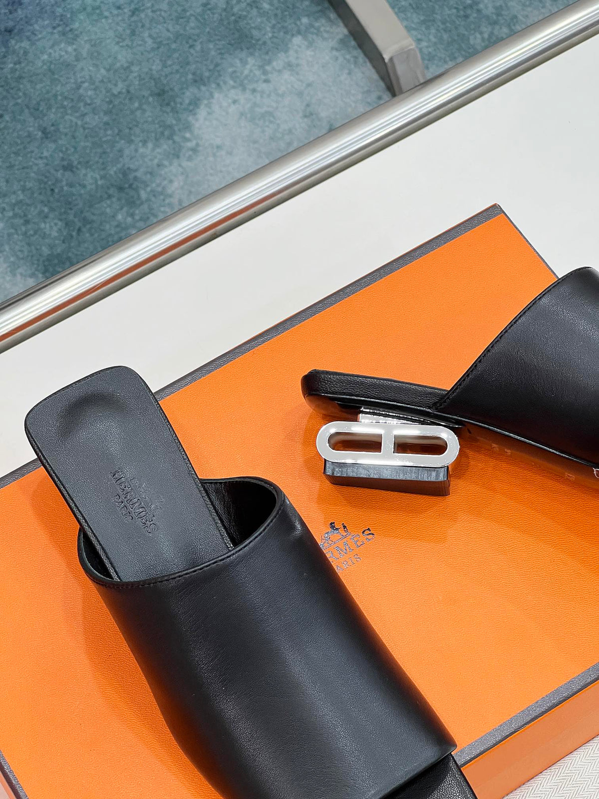 IDOLE SANDAL IN BLACK CALFSKIN