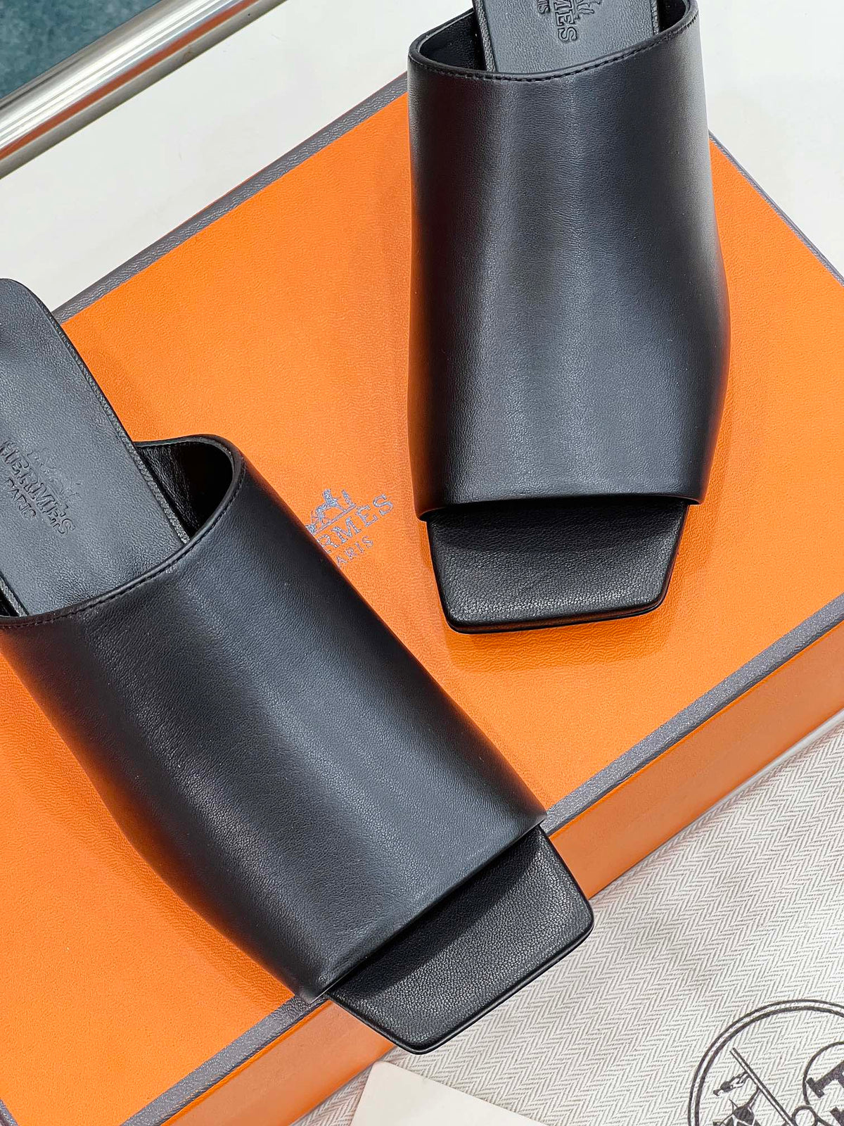 IDOLE SANDAL IN BLACK CALFSKIN