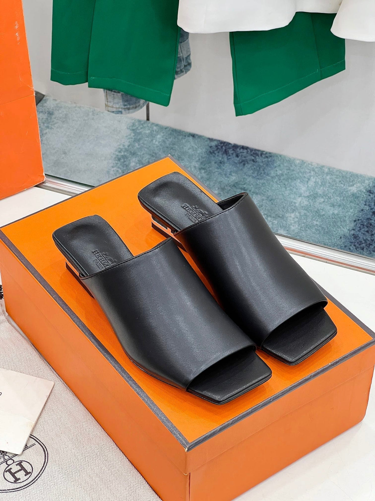 IDOLE SANDAL IN BLACK CALFSKIN