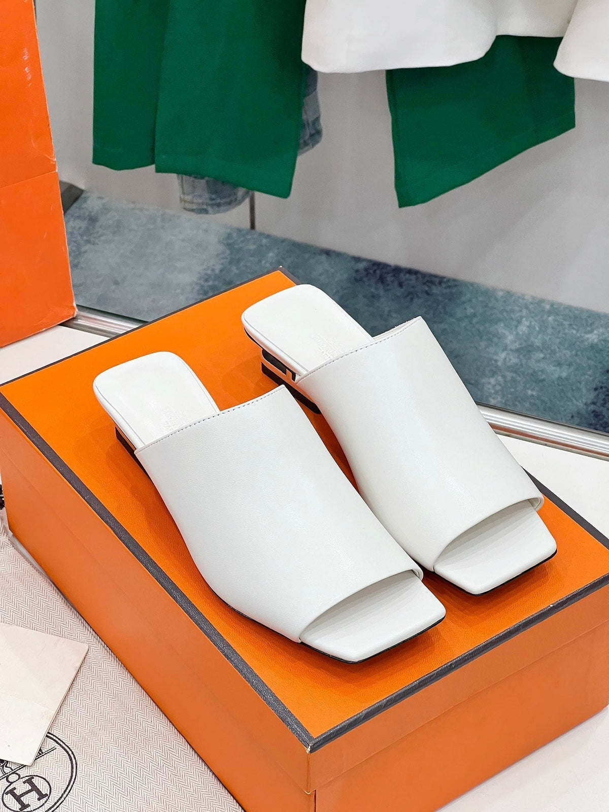 IDOLE SANDAL IN WHITE CALFSKIN