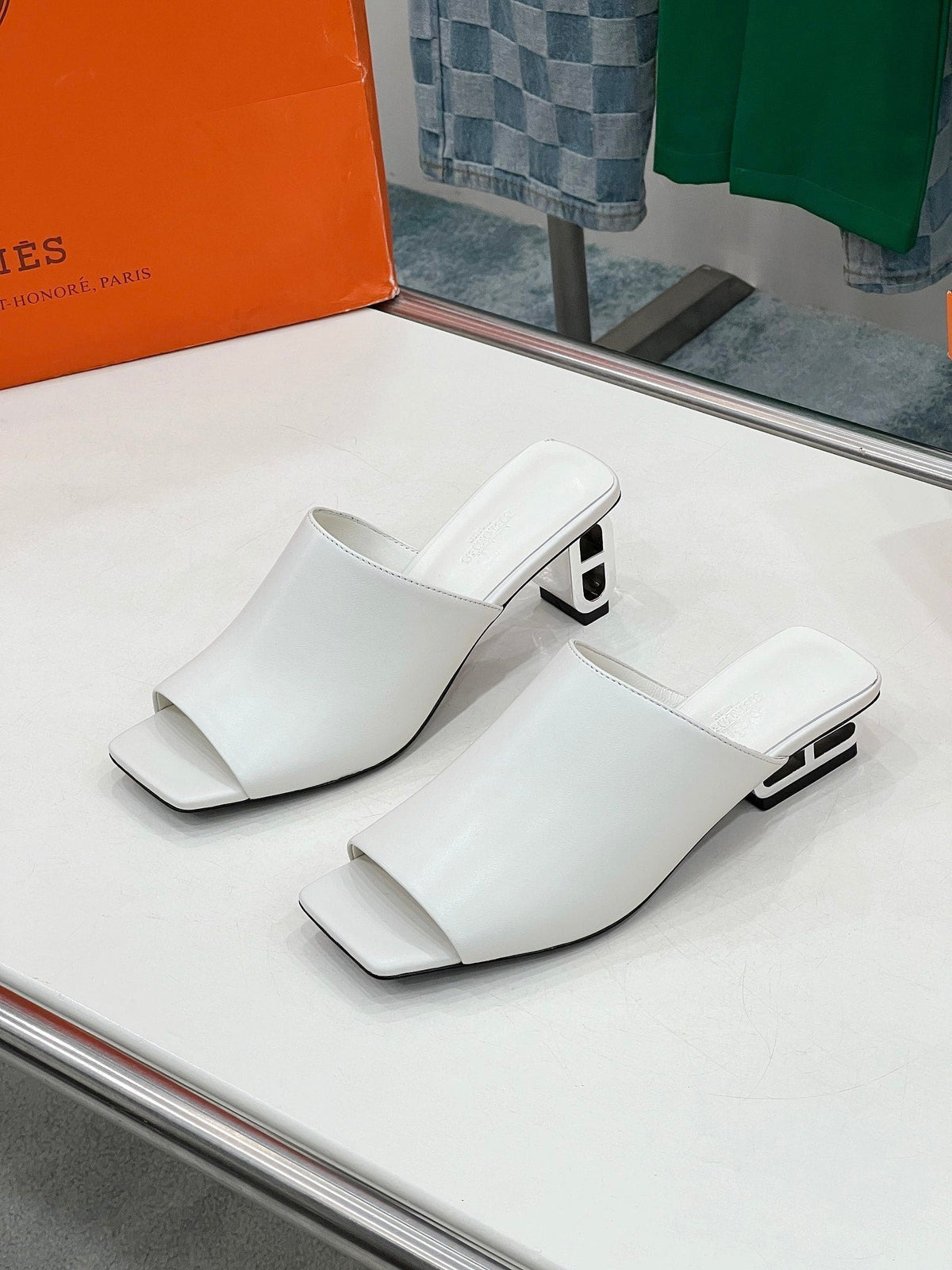 IDOLE SANDAL IN WHITE CALFSKIN