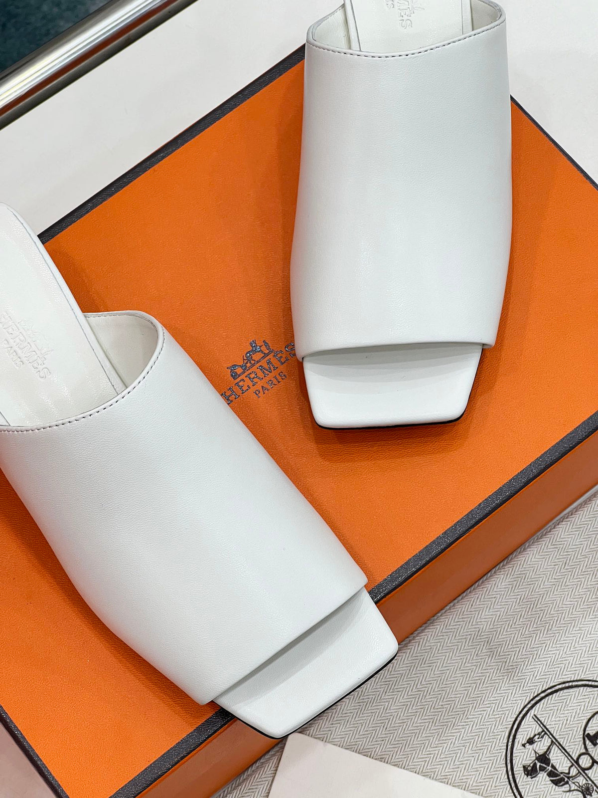 IDOLE SANDAL IN WHITE CALFSKIN