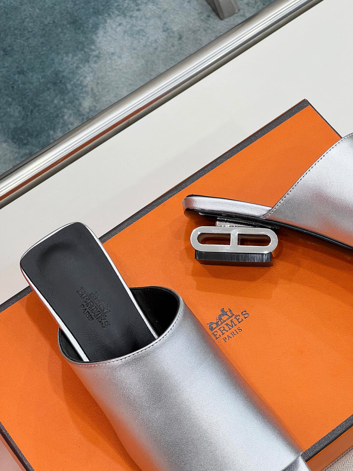 IDOLE SANDAL IN SILVER CALFSKIN