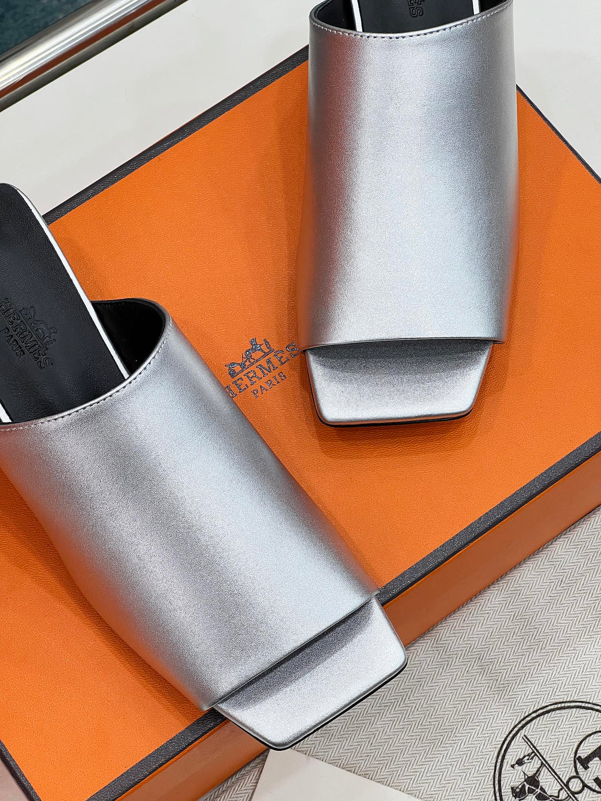 IDOLE SANDAL IN SILVER CALFSKIN