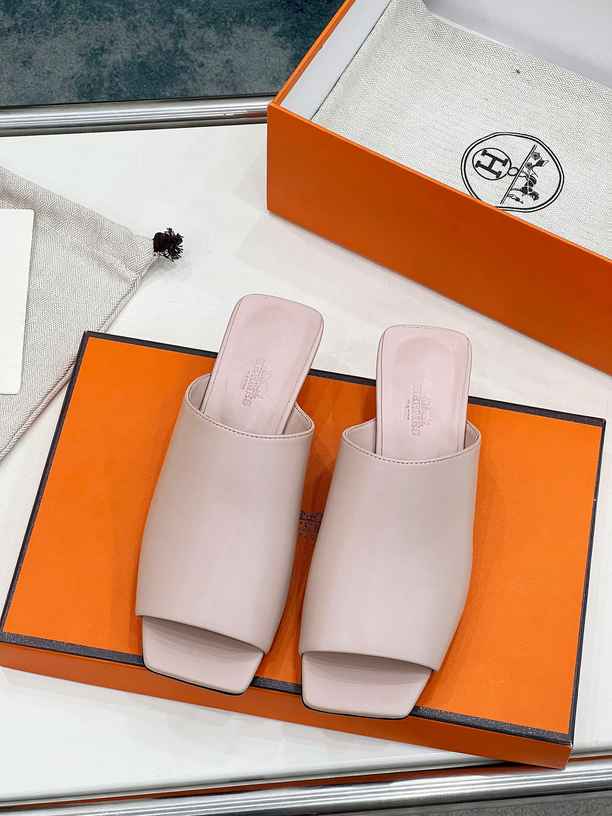 IDOLE SANDAL IN BABY PINK CALFSKIN