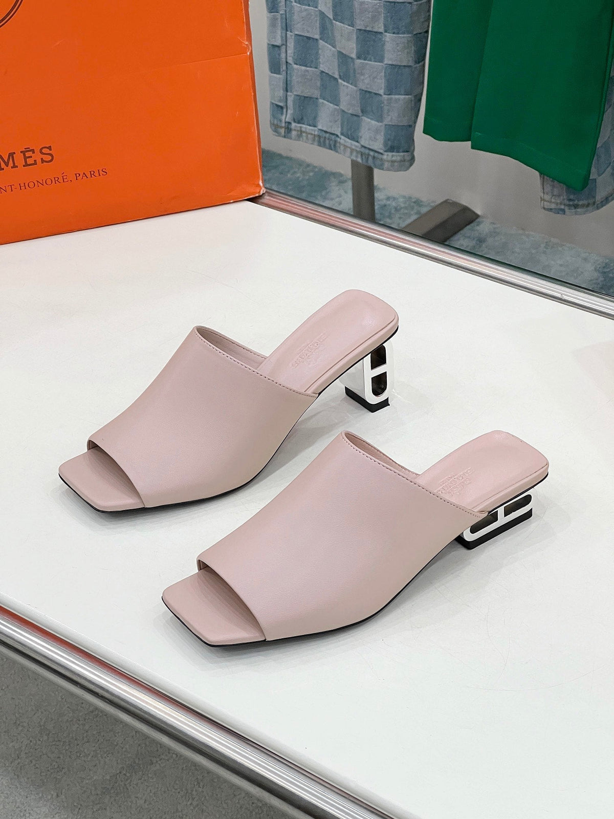 IDOLE SANDAL IN BABY PINK CALFSKIN