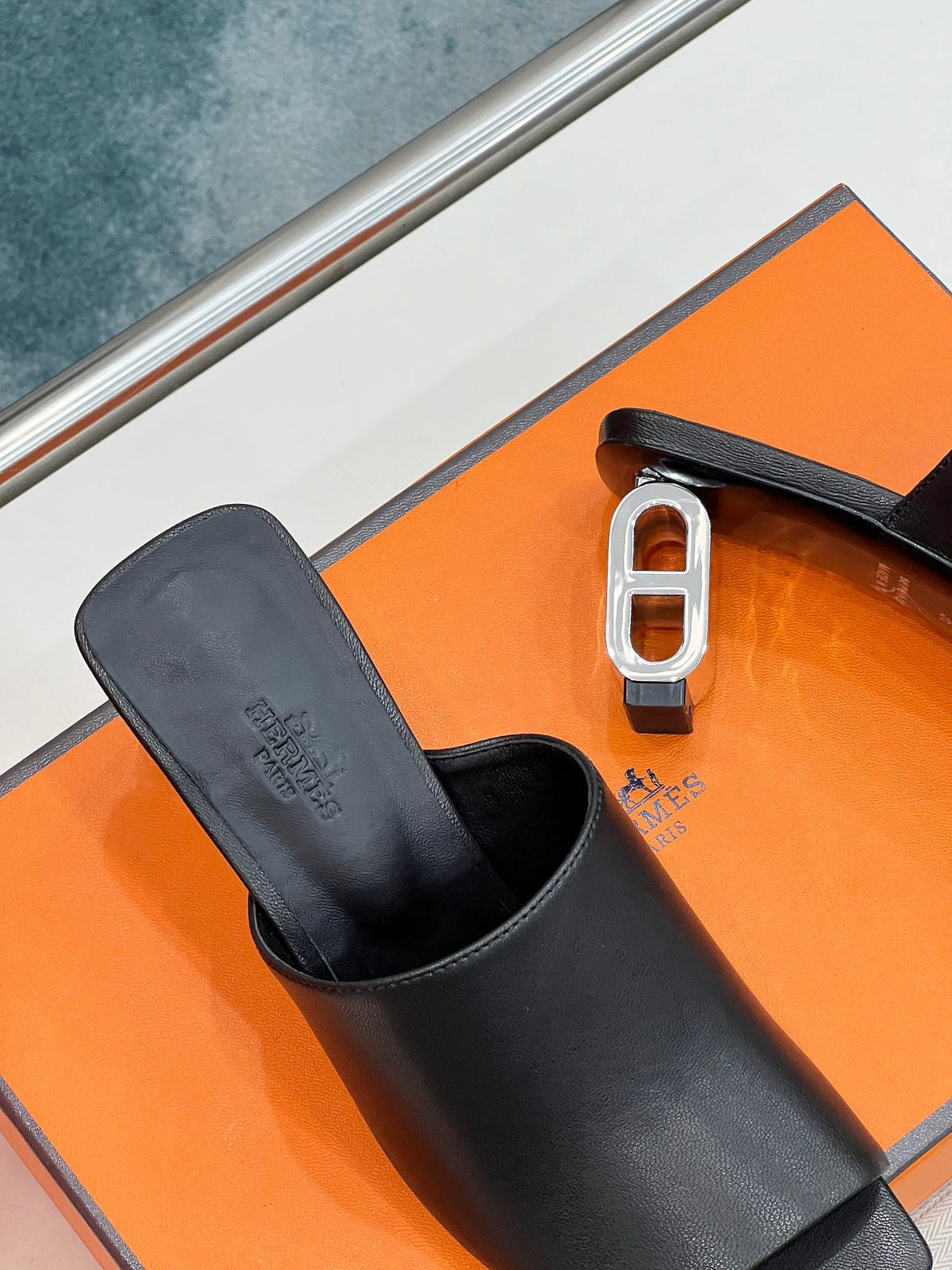 ICONIQUE 60 SANDAL IN BLACK CALFSKIN