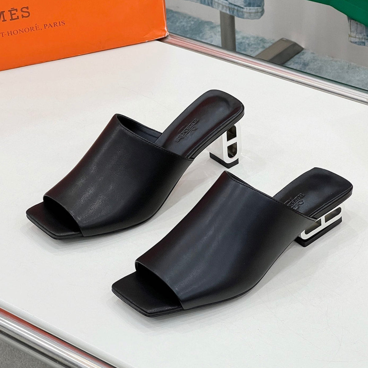ICONIQUE 60 SANDAL IN BLACK CALFSKIN