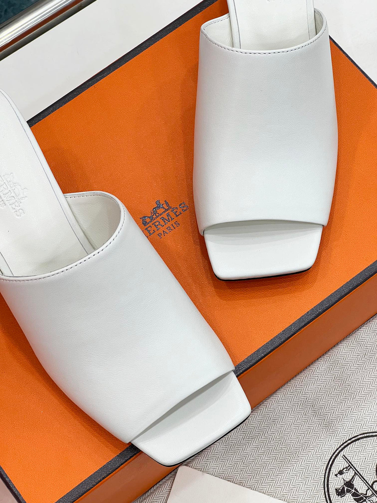 ICONIQUE 60 SANDAL IN WHITE CALFSKIN