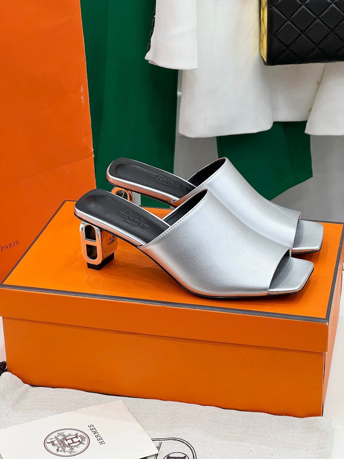 ICONIQUE 60 SANDAL IN SILVER CALFSKIN