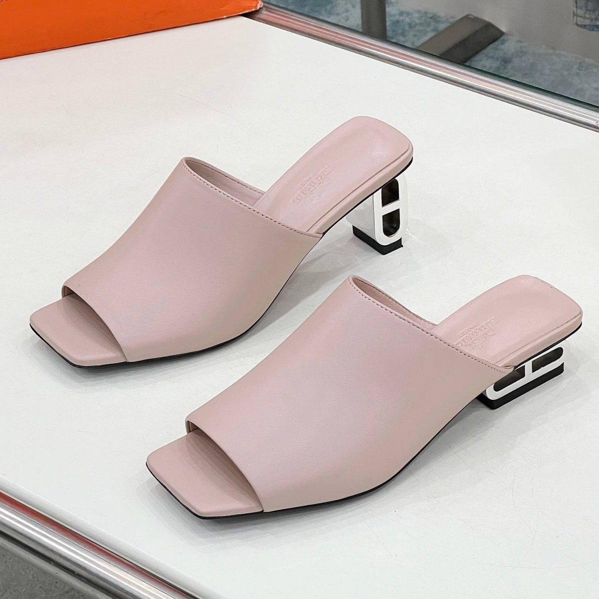 ICONIQUE 60 SANDAL IN BABY PINK CALFSKIN