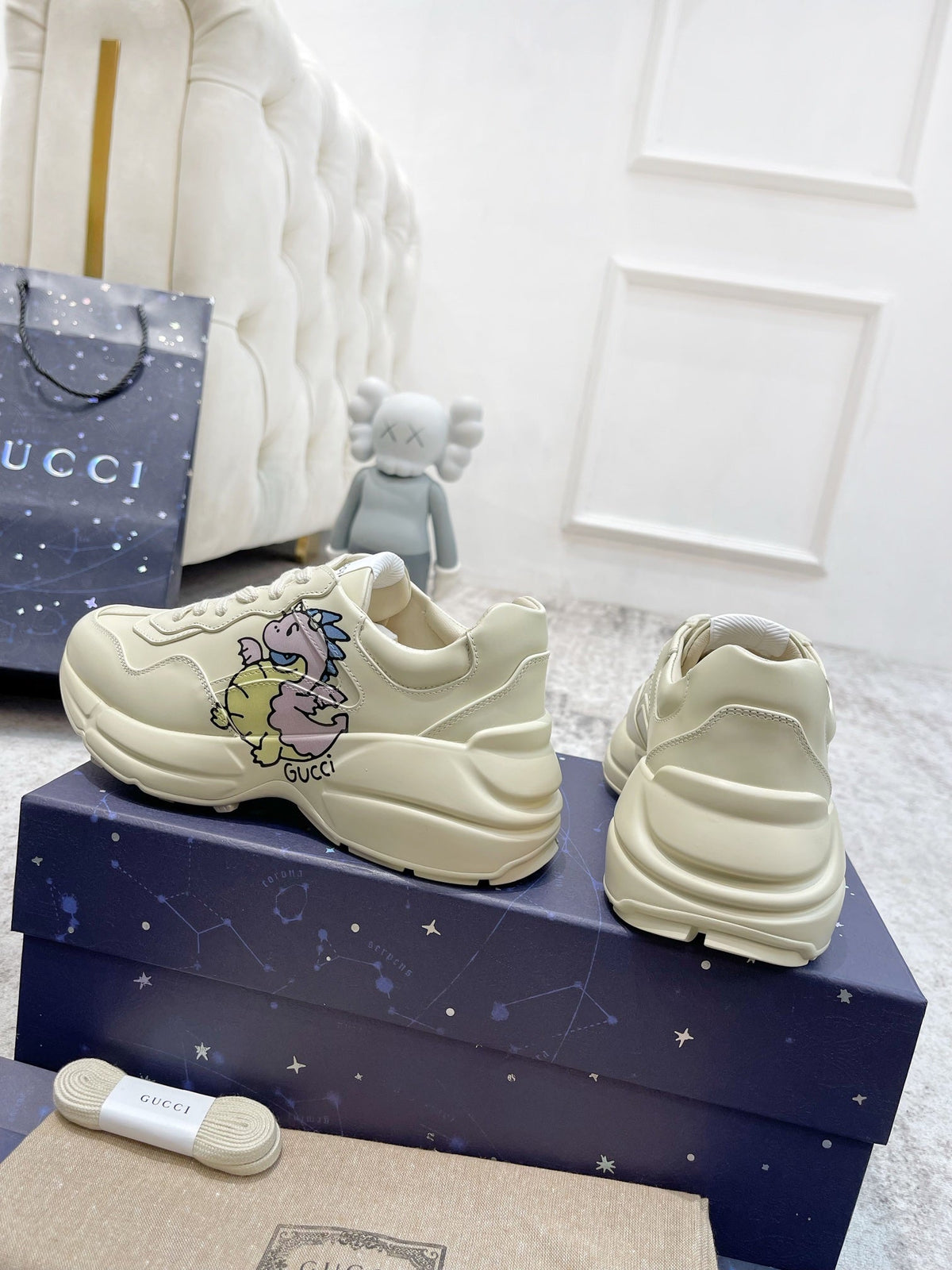 GG RHYTON TRAINER WHITE LAMBSKIN WITH PURPLE DINO MOTIF