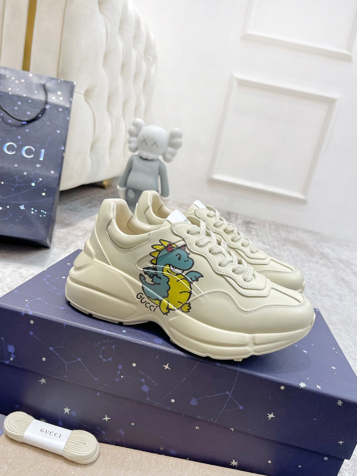 GG RHYTON TRAINER WHITE LAMBSKIN WITH SKY DINO MOTIF