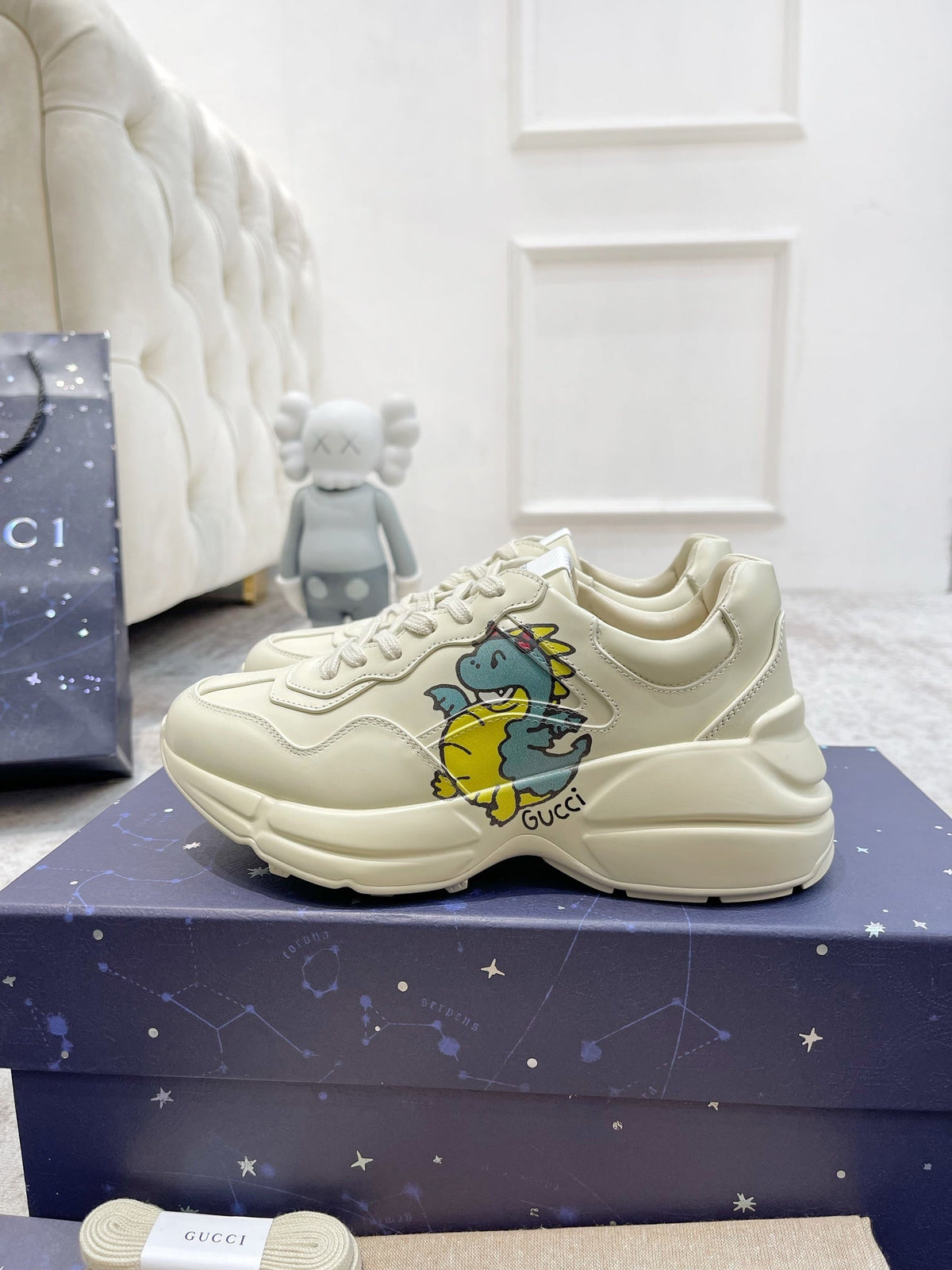 GG RHYTON TRAINER WHITE LAMBSKIN WITH SKY DINO MOTIF