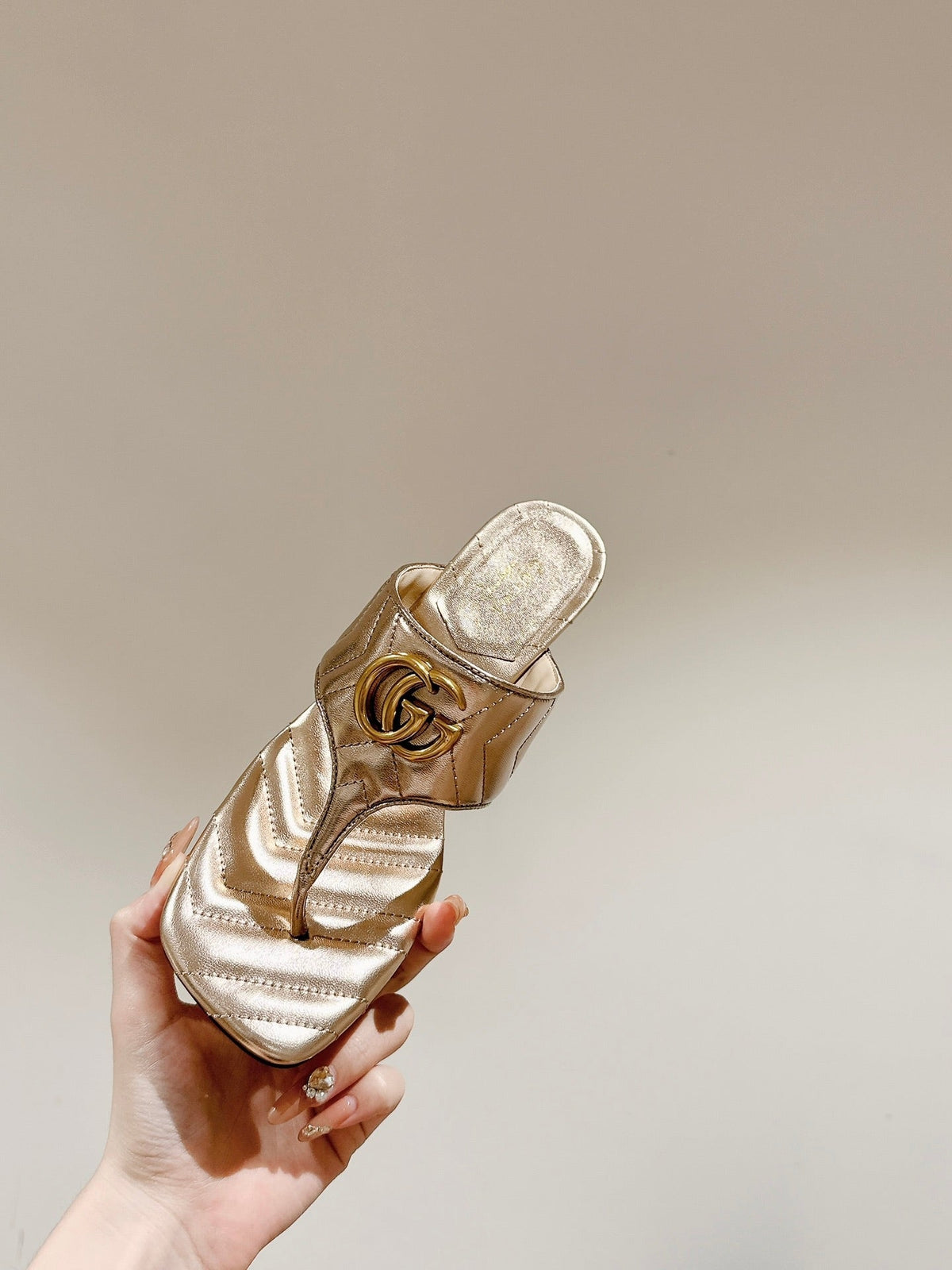HIGH THONG MULE 55MM IN LIGHT GOLD CALFSKIN WITH GOLD HARDWARE