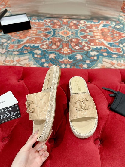 FLAT SLIPPERS IN BEIGE CREAM LAMBSKIN AND WOVEN WITH LOGO