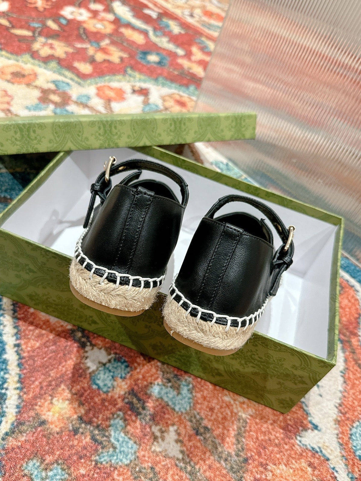 GG CROSS STRAP FLAT SHOES IN BLACK CALFSKIN WITH STRAW SOLE