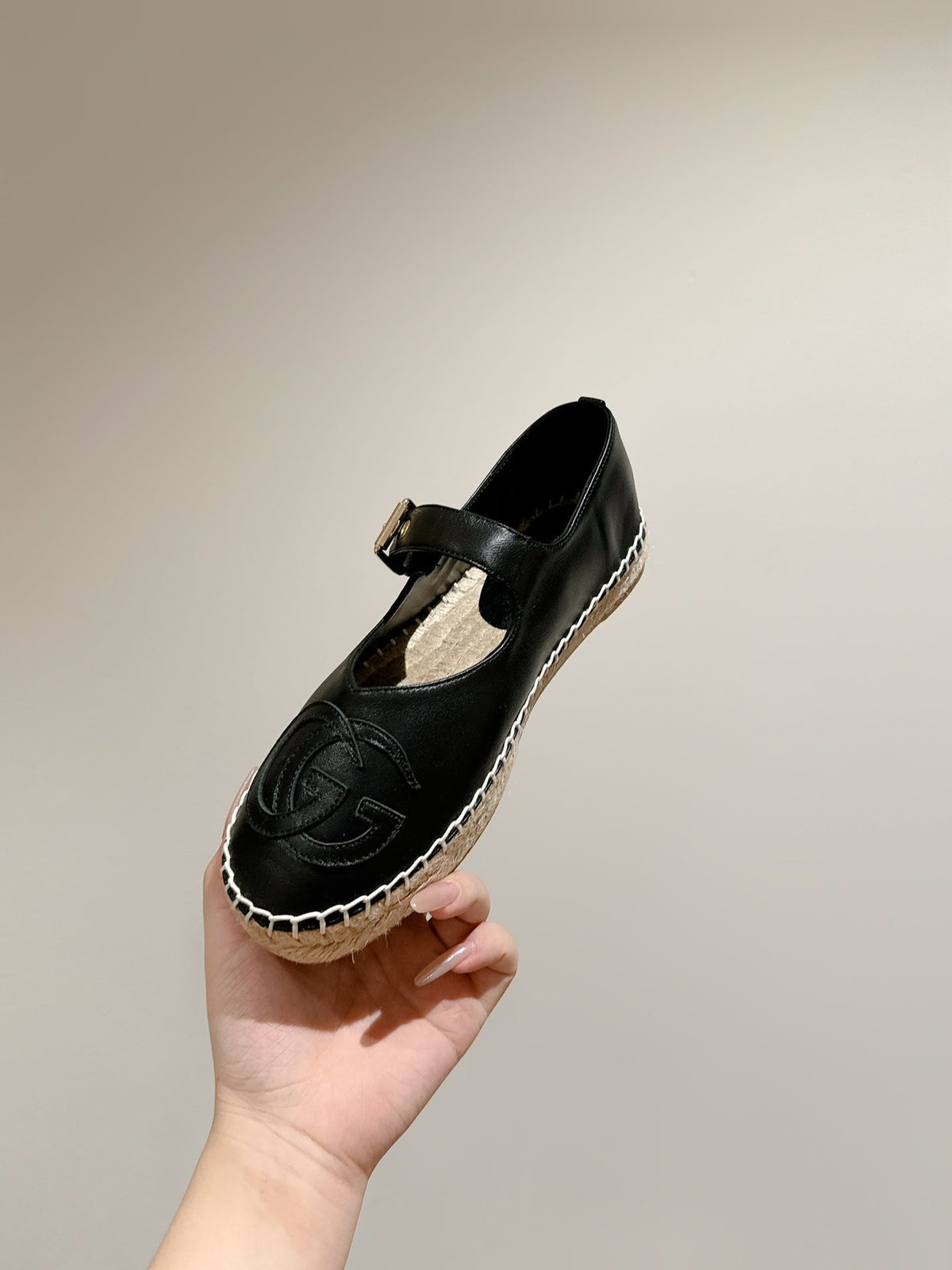 GG CROSS STRAP FLAT SHOES IN BLACK CALFSKIN WITH STRAW SOLE