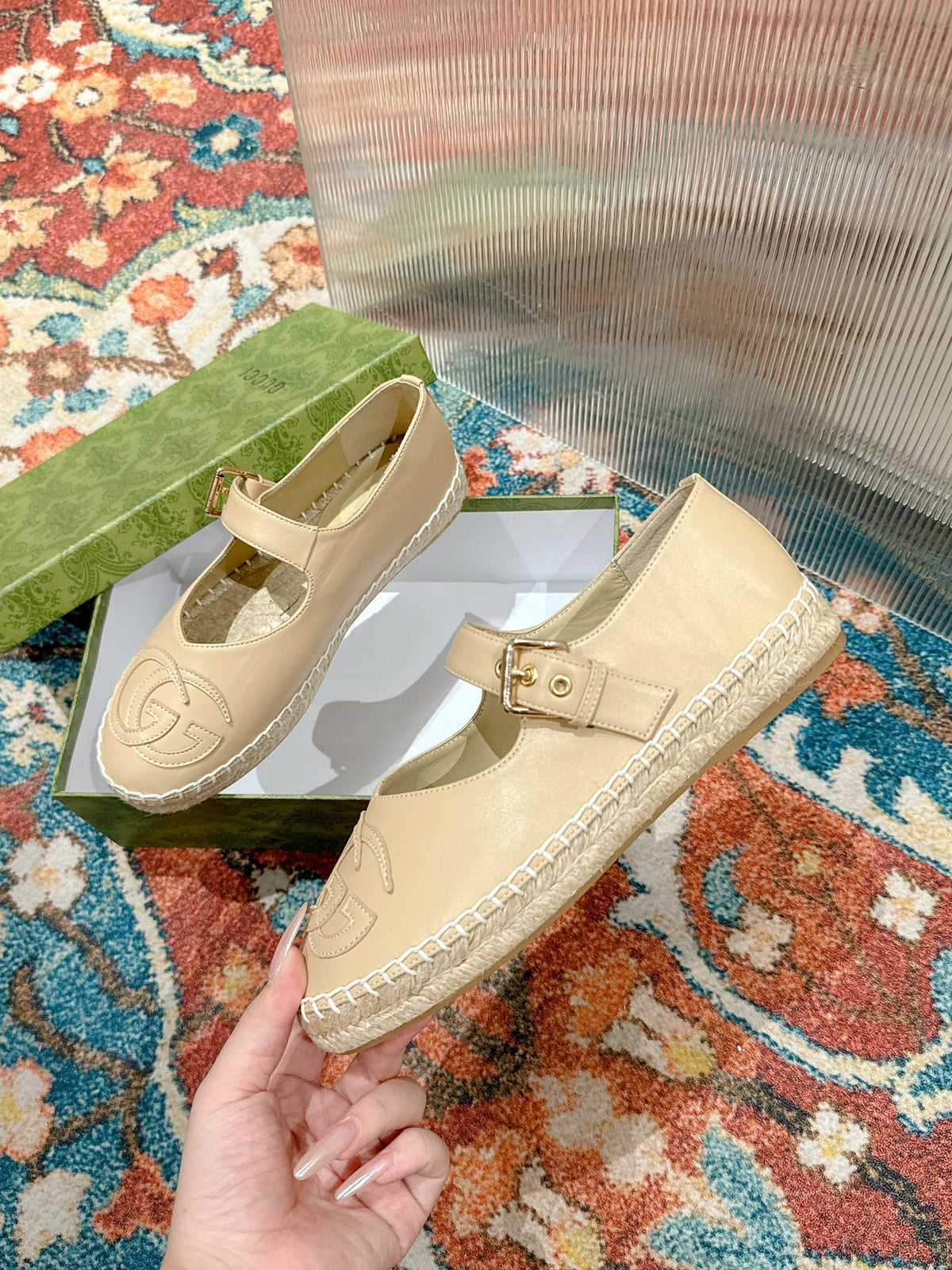 GG CROSS STRAP FLAT SHOES IN BEIGE CALFSKIN WITH STRAW SOLE