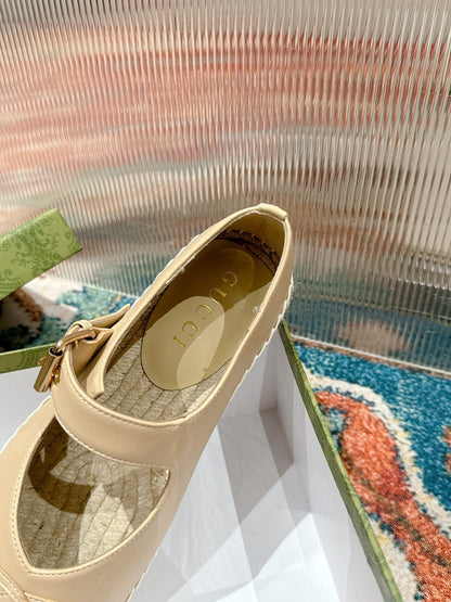 GG CROSS STRAP FLAT SHOES IN BEIGE CALFSKIN WITH STRAW SOLE