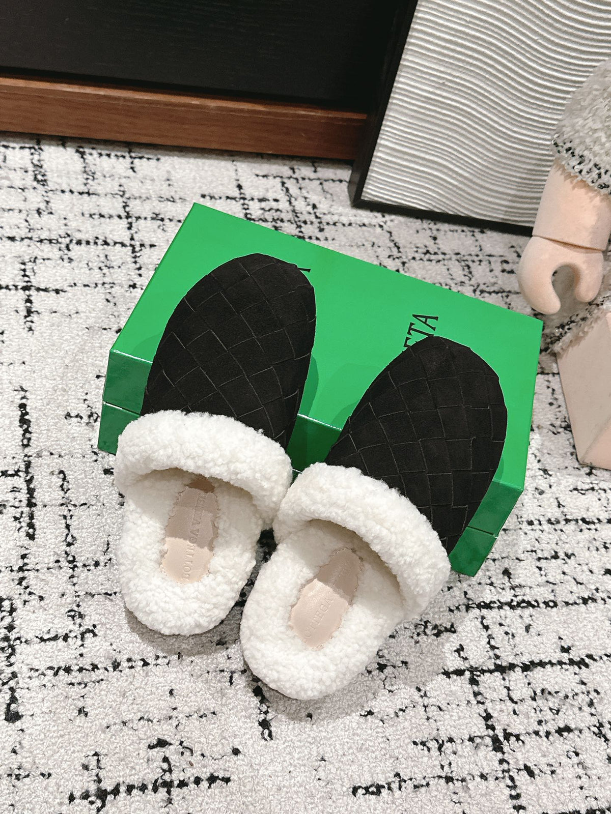 REGGIE SLIPPER IN BLACK SUEDE AND SHEARLING LINING