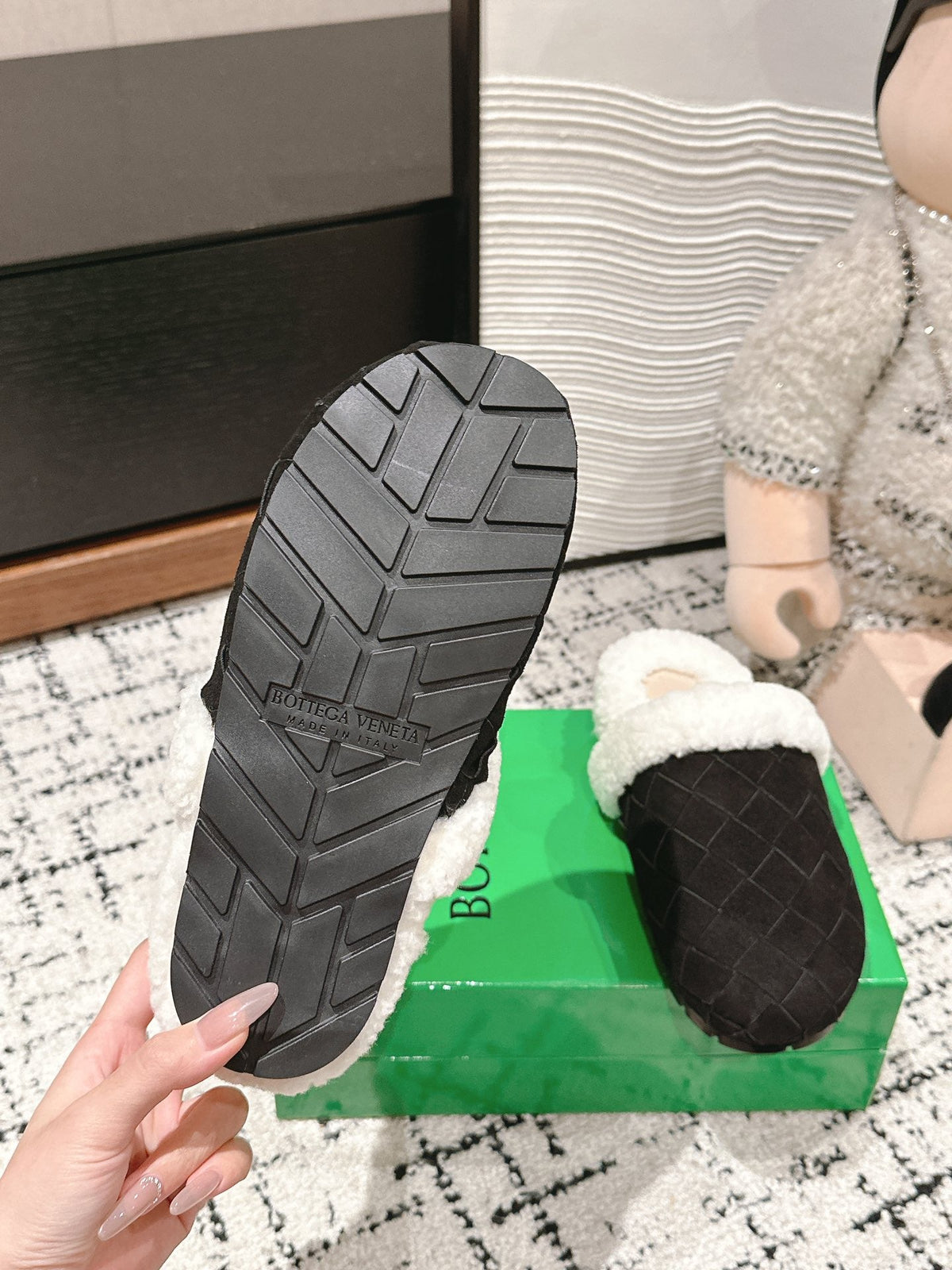 REGGIE SLIPPER IN BLACK SUEDE AND SHEARLING LINING