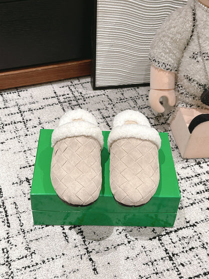 REGGIE SLIPPER IN BEIGE SUEDE AND SHEARLING LINING