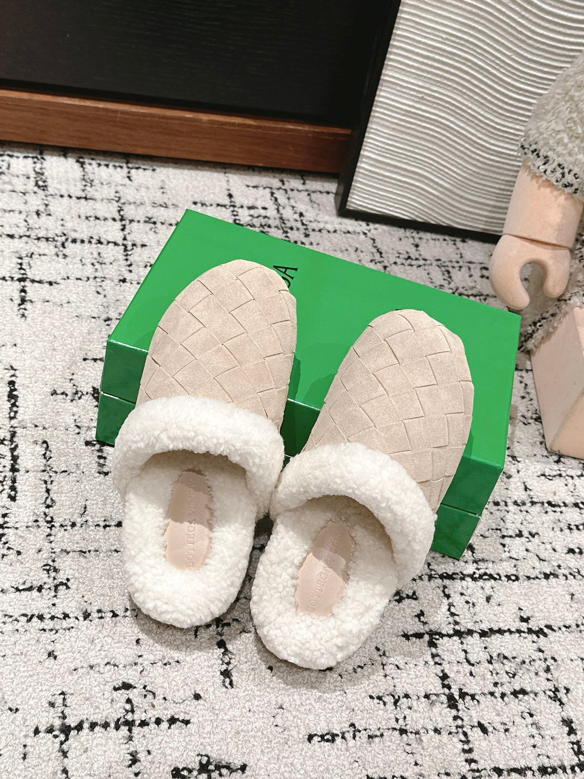 REGGIE SLIPPER IN BEIGE SUEDE AND SHEARLING LINING