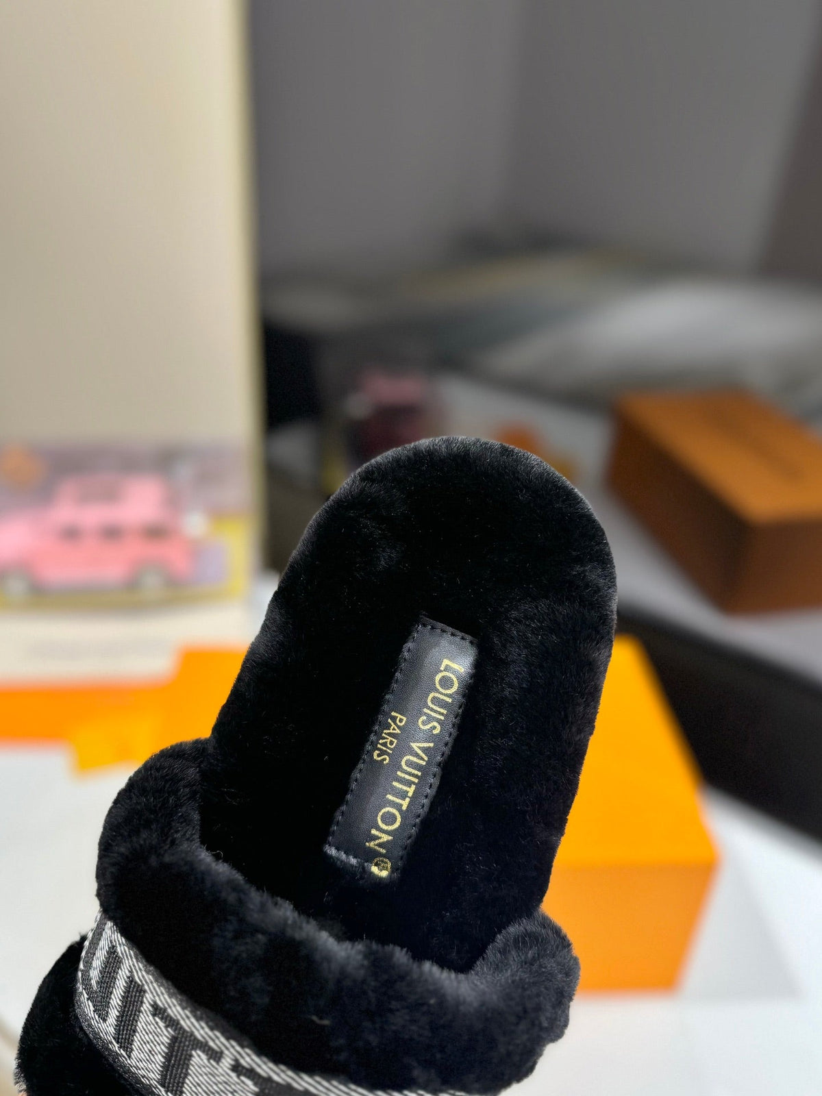 FURRY SLIPPER IN BLACK SHEARLING