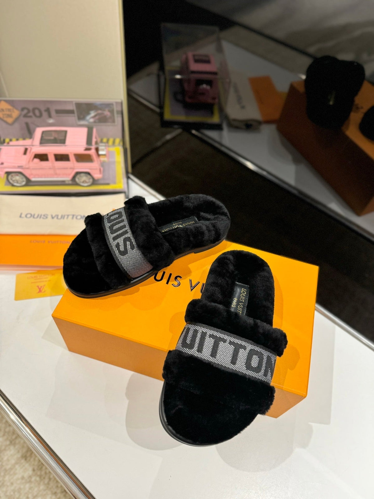 FURRY SLIPPER IN BLACK SHEARLING