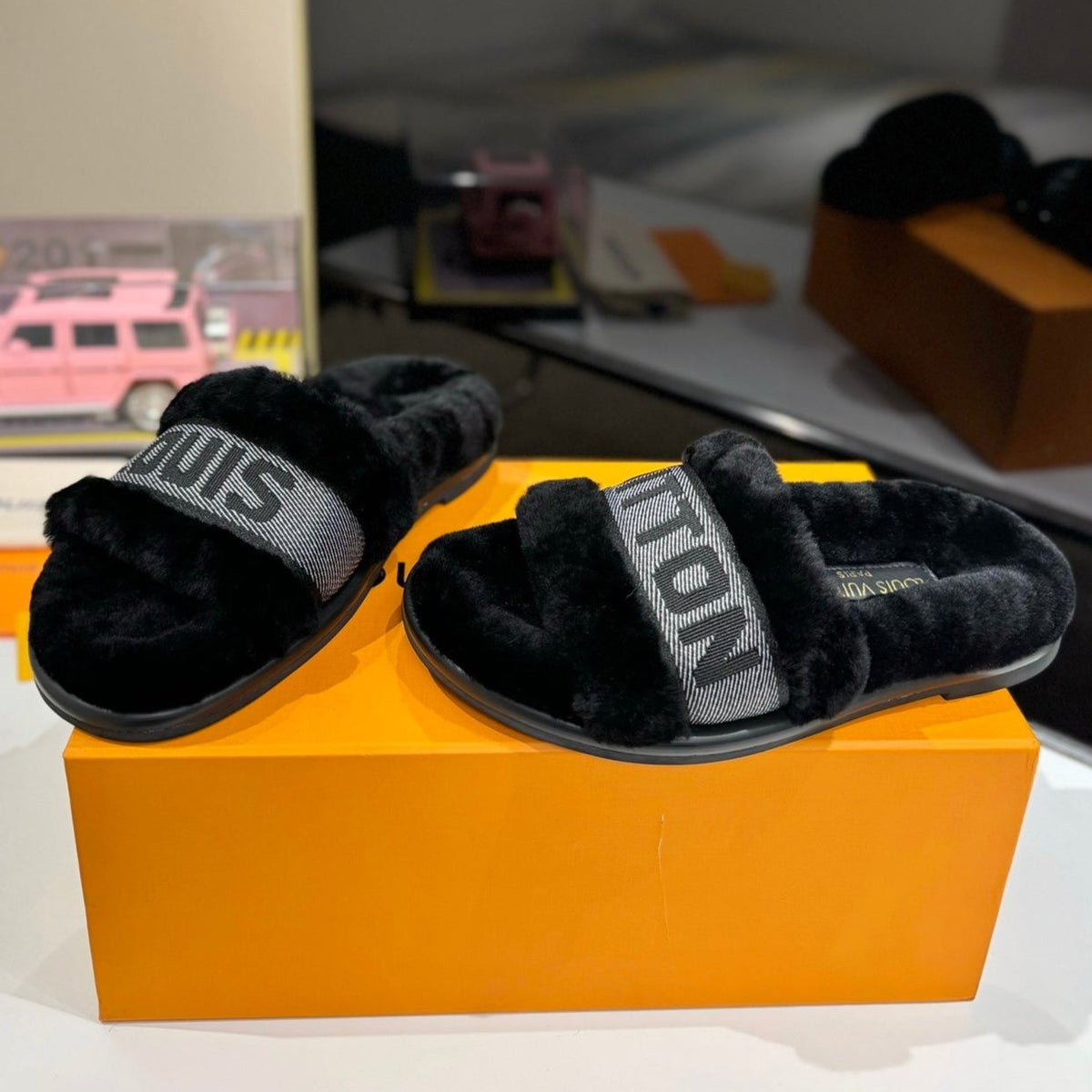 FURRY SLIPPER IN BLACK SHEARLING