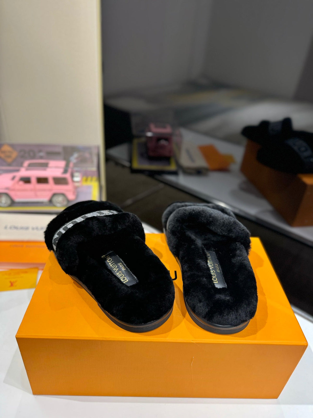 FURRY SLIPPER IN BLACK SHEARLING