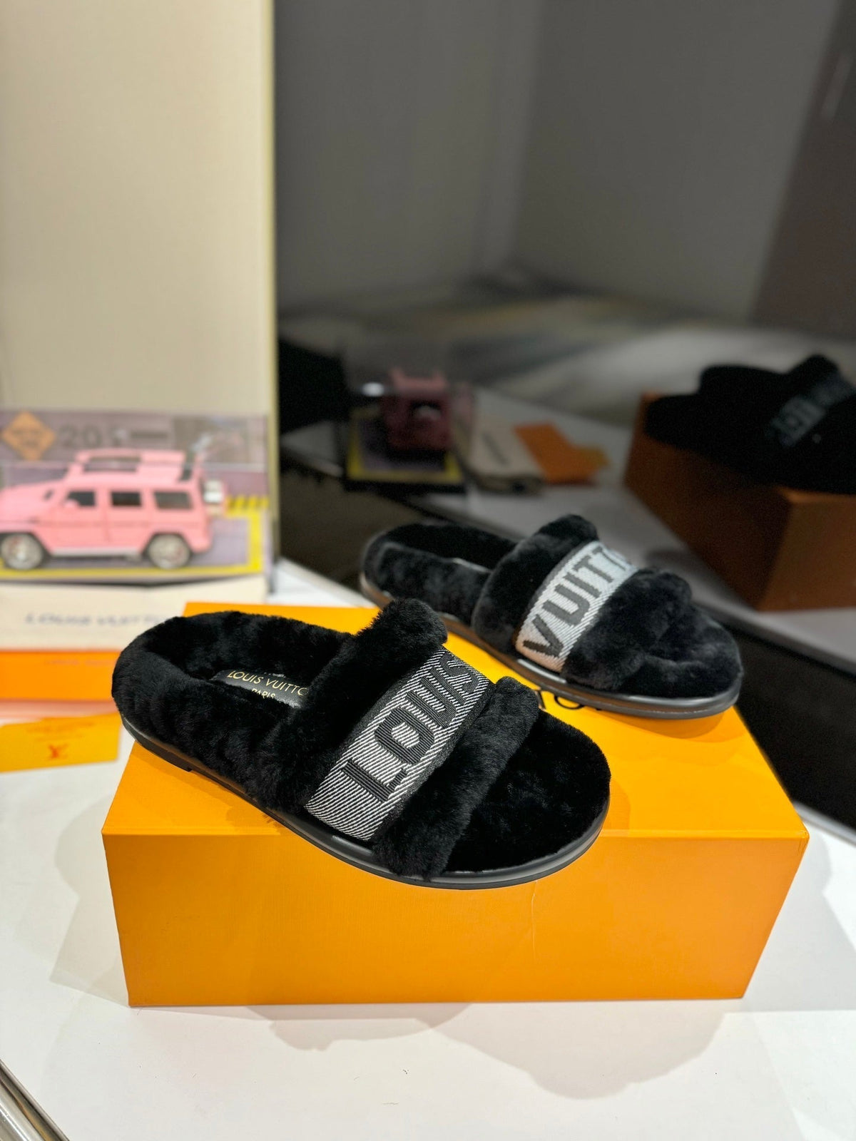 FURRY SLIPPER IN BLACK SHEARLING