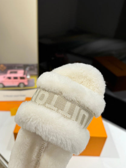 FURRY SLIPPER IN WHITE SHEARLING