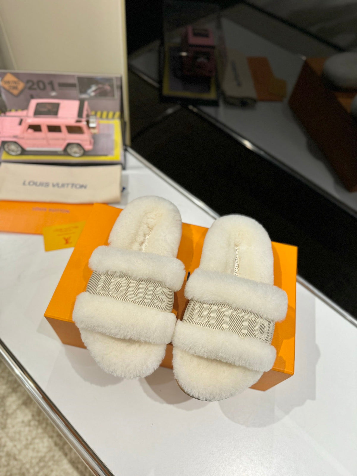 FURRY SLIPPER IN WHITE SHEARLING